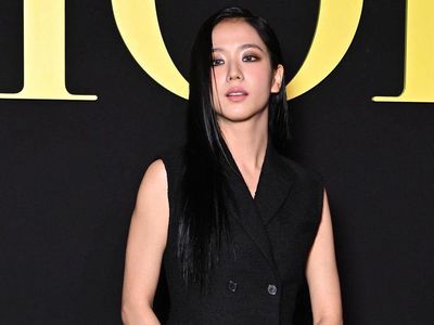 7 Gaya Jisoo BLACKPINK Tampil Gothic di Paris Fashion Week 2023