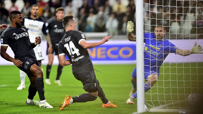 Soccer Football - Serie A - Juventus v Lecce - Allianz Stadium, Turin, Italy - September 26, 2023 Juventus Arkadiusz Milik scores their first goal past Lecces Wladimiro Falcone REUTERS/Massimo Pinca