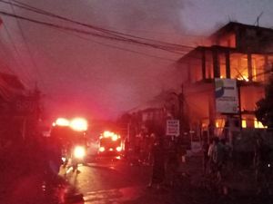 Bangunan 3 Lantai di Kuta Utara Terbakar, 8 Mobil Damkar Dikerahkan Bangunan 3 Lantai di Kuta Utara Terbakar, 8 Mobil Damkar Dikerahkan