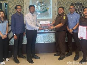 Tersangka Korupsi Plaza Bangil Kembalikan Rp 410 Juta ke Kejari Pasuruan Tersangka Korupsi Plaza Bangil Kembalikan Rp 410 Juta ke Kejari Pasuruan