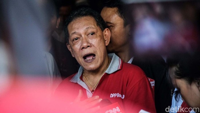 Ketum Bara JP Utje Gustaaf Patty memberikan keterangan pers usai bertemu Ketum PSI Kaesang Pangarep di kantor Bara JP, Jakarta, Rabu (27/9/2023).