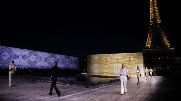 Models present creations by designer Anthony Vaccarello as part of his Spring/Summer 2024 Women's ready-to-wear collection show for fashion house Saint Laurent during Paris Fashion Week in Paris, France, September 26, 2023. REUTERS/Johanna Geron