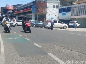 Pengendara Tak Nyaman Lewat Jalan Suniaraja gegara Berlubang