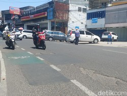 Pengendara Tak Nyaman Lewat Jalan Suniaraja gegara Berlubang