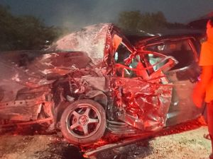 Penampakan Mobil Ditumpangi Protokol Gubernur Riau yang Tewas Kecelakaan