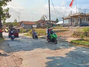 Jalan di Depan Kantor Camat Selat Rusak, Bertahun-tahun Tak Diperbaiki Jalan di Depan Kantor Camat Selat Rusak, Bertahun-tahun Tak Diperbaiki