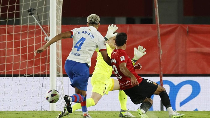 Soccer Football - LaLiga - RCD Mallorca v FC Barcelona - Son Moix, Palma, Mallorca, Spain - September 26, 2023 RCD Mallorcas Abdon scores their second goal REUTERS/Albert Gea