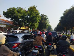 Lalin Warung Jati Barat Arah Mampang Macet, Ada Pemotor Terobos Busway