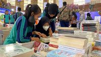 Antusiasme Pelajar Serbu Pameran Buku di GOR Saparua Bandung