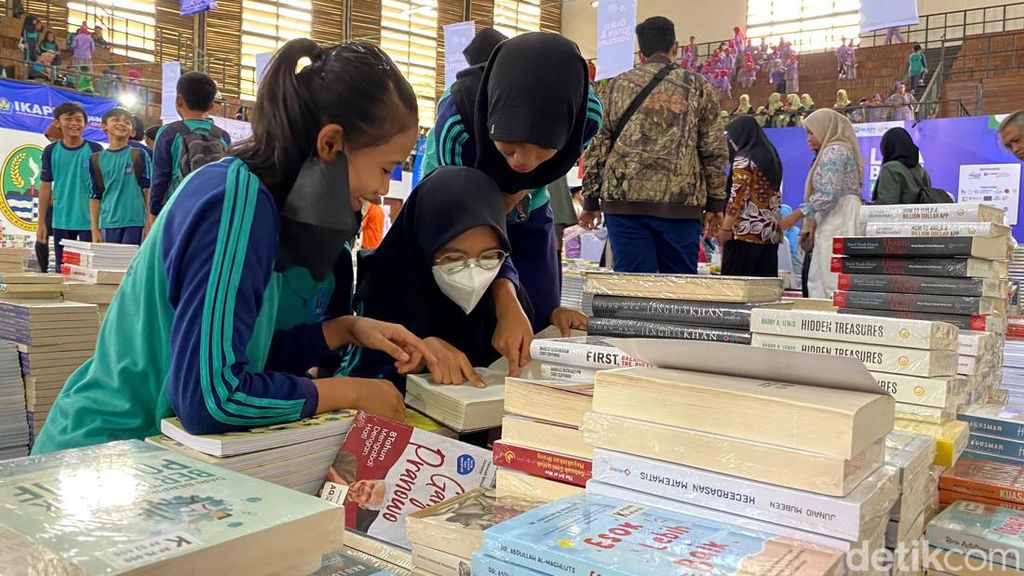 Antusiasme Pelajar Serbu Pameran Buku di GOR Saparua Bandung Antusiasme Pelajar Serbu Pameran Buku di GOR Saparua Bandung