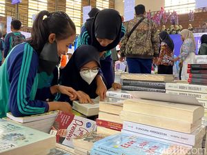 Antusiasme Pelajar Serbu Pameran Buku di GOR Saparua Bandung Antusiasme Pelajar Serbu Pameran Buku di GOR Saparua Bandung