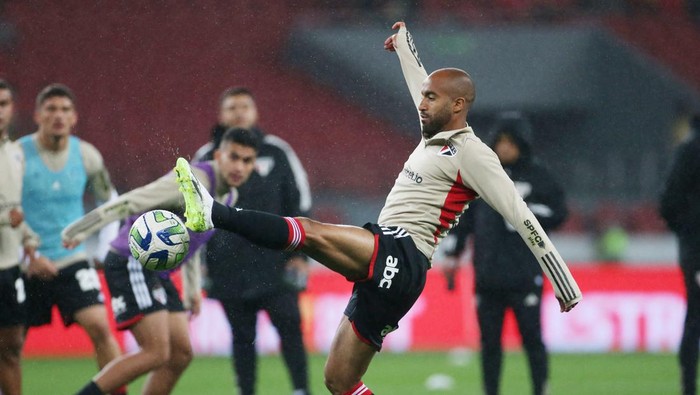 Soccer Football - Brasileiro Championship - Internacional v Sao Paulo - Estadio Beira-Rio, Porto Alegre, Brazil - September 13, 2023 Sao Paulos Lucas Moura  during the warm up before the match REUTERS/Diego Vara