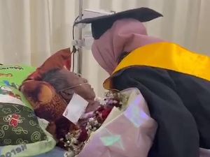 Momen Terakhir Wisudawan UIN Lampung dengan Ayah, Sempat Minta Foto Berdua Momen Terakhir Wisudawan UIN Lampung dengan Ayah, Sempat Minta Foto Berdua