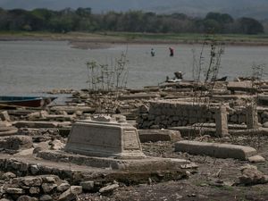 Makam Kuno Muncul dari Waduk Gajah Mungkur yang Mengering