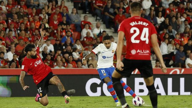 Soccer Football - LaLiga - RCD Mallorca v FC Barcelona - Son Moix, Palma, Mallorca, Spain - September 26, 2023 FC Barcelona's Raphinha scores their first goal REUTERS/Albert Gea