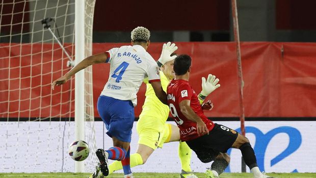 Soccer Football - LaLiga - RCD Mallorca v FC Barcelona - Son Moix, Palma, Mallorca, Spain - September 26, 2023 RCD Mallorca's Abdon scores their second goal REUTERS/Albert Gea