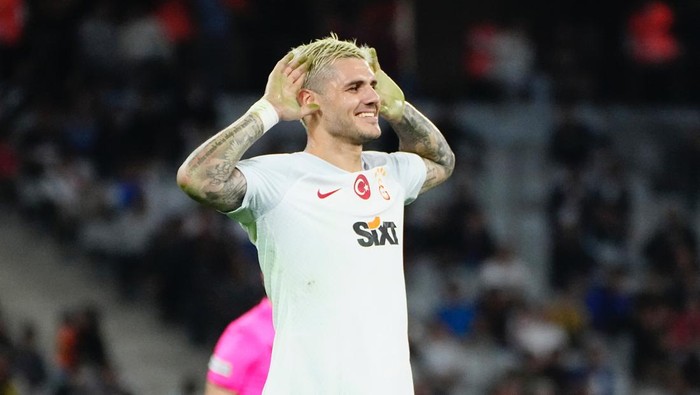 Mauro Icardi viral di media sosial usai eksekusi tendangan penaltinya di Liga Turki. Pemain Galatasaray itu mencoba penalti dua sentuhan, Rabu (27/9/2023).