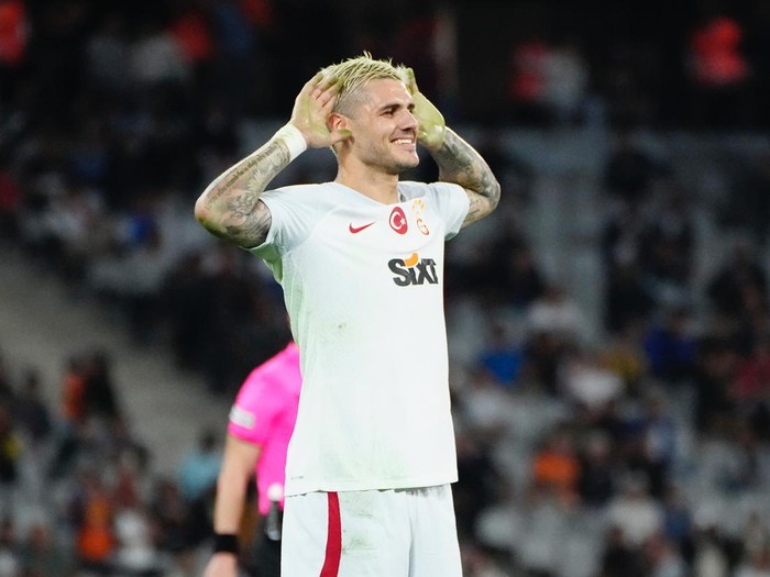 Mauro Icardi viral di media sosial usai eksekusi tendangan penaltinya di Liga Turki. Pemain Galatasaray itu mencoba penalti dua sentuhan, Rabu (27/9/2023).