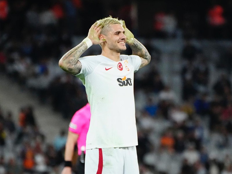 Mauro Icardi viral di media sosial usai eksekusi tendangan penaltinya di Liga Turki. Pemain Galatasaray itu mencoba penalti dua sentuhan, Rabu (27/9/2023).