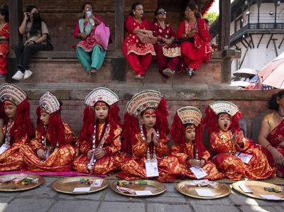 Merah Merona Anak-anak Perempuan di Nepal Saat Tradisi Kumari