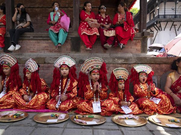 Merah Merona Anak-anak Perempuan di Nepal Saat Tradisi Kumari