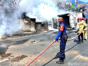 Mobil Meledak di Klari Karawang, Api Merembet ke Halaman Warga