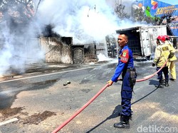Mobil Meledak di Klari Karawang, Api Merembet ke Halaman Warga