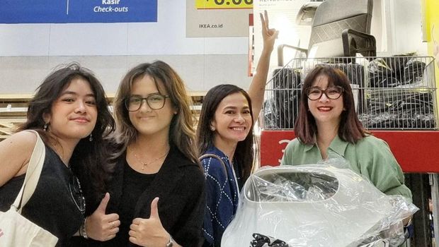 Novita Angie dan Ersa Mayori beserta anak-aak