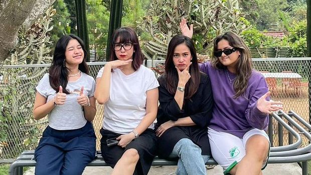 Novita Angie dan Ersa Mayori beserta anak-aak