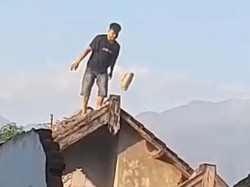 Pemuda Ini Rusak Rumah Tetangga gegara Ditinggal Pacar, Dibawa ke RSJ