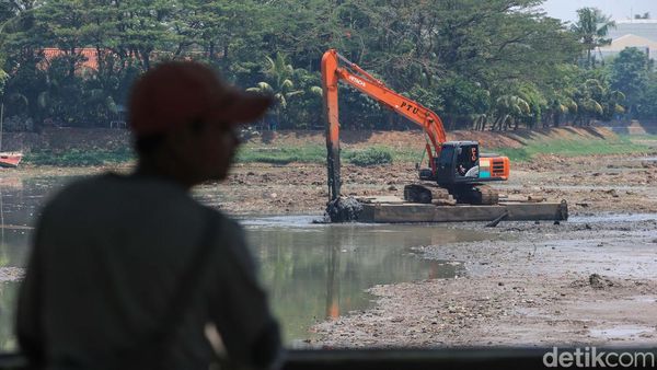 Pengerukan Lumpur Situ Parigi Terus Dikebut