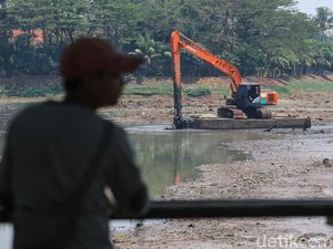 Pengerukan Lumpur Situ Parigi Terus Dikebut Pengerukan Lumpur Situ Parigi Terus Dikebut