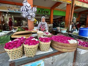 Cerita Penjual Bunga Tabur di Pasar Kranggan Jelang Maulid Nabi Cerita Penjual Bunga Tabur di Pasar Kranggan Jelang Maulid Nabi