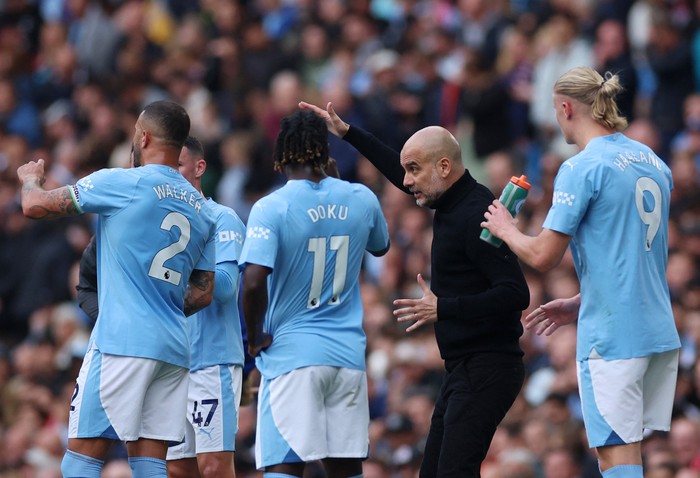 Pep Guardiola Soccer Football - Premier League - Manchester City v Nottingham Forest - Etihad Stadium, Manchester, Britain - September 23, 2023 Manchester City manager Pep Guardiola gives instructions to Jeremy Doku, Kyle Walker and Erling Braut Haaland REUTERS/Phil Noble NO USE WITH UNAUTHORIZED AUDIO, VIDEO, DATA, FIXTURE LISTS, CLUB/LEAGUE LOGOS OR 'LIVE' SERVICES. ONLINE IN-MATCH USE LIMITED TO 45 IMAGES, NO VIDEO EMULATION. NO USE IN BETTING, GAMES OR SINGLE CLUB/LEAGUE/PLAYER PUBLICATIONS.