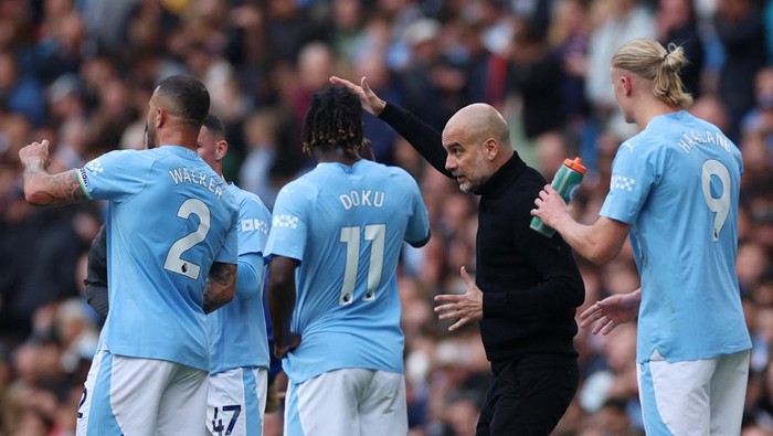 Soccer Football - Premier League - Manchester City v Nottingham Forest - Etihad Stadium, Manchester, Britain - September 23, 2023 Manchester City manager Pep Guardiola gives instructions to Jeremy Doku, Kyle Walker and Erling Braut Haaland REUTERS/Phil Noble NO USE WITH UNAUTHORIZED AUDIO, VIDEO, DATA, FIXTURE LISTS, CLUB/LEAGUE LOGOS OR LIVE SERVICES. ONLINE IN-MATCH USE LIMITED TO 45 IMAGES, NO VIDEO EMULATION. NO USE IN BETTING, GAMES OR SINGLE CLUB/LEAGUE/PLAYER PUBLICATIONS.