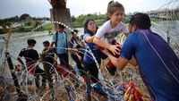 Perjuangan Migran Terabas Kawat Berduri demi Masuk ke AS