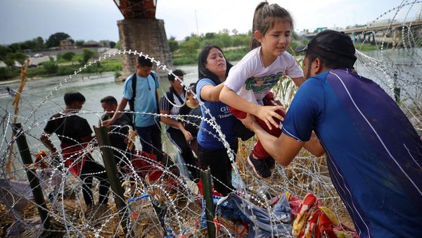 Perjuangan Migran Terabas Kawat Berduri demi Masuk ke AS