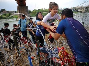 Perjuangan Migran Terabas Kawat Berduri demi Masuk ke AS Perjuangan Migran Terabas Kawat Berduri demi Masuk ke AS