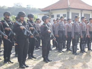 Ratusan Polisi-Tentara Bubarkan HUT Ormas Tanpa Izin di Jimbaran Ratusan Polisi-Tentara Bubarkan HUT Ormas Tanpa Izin di Jimbaran