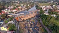 Penampakan Air Sungai Ciliwung Menyusut Akibat Kemarau