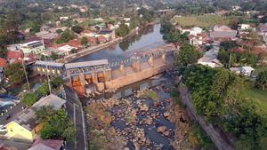 Penampakan Air Sungai Ciliwung Menyusut Akibat Kemarau