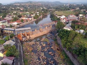 Penampakan Air Sungai Ciliwung Menyusut Akibat Kemarau Penampakan Air Sungai Ciliwung Menyusut Akibat Kemarau