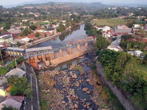 Penampakan Air Sungai Ciliwung Menyusut Akibat Kemarau