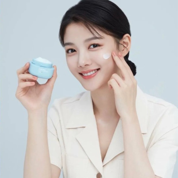 Potret ilustrasi mengaplikasikan moisturizer