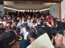 Prabowo Jadi Rebutan Selfie dan Salaman Ribuan Mahasiswa saat di Malang