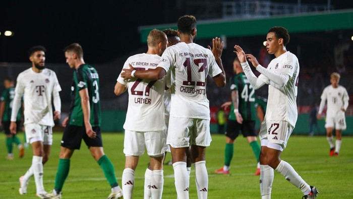 Soccer Football - DFB Cup - First Round - Preussen Muenster v Bayern Munich - Preussenstadion, Munster, Germany - September 26, 2023 Bayern Munichs Konrad Laimer celebrates scoring their second goal with teammates Eric Maxim Choupo-Moting and Jamal Musiala REUTERS/Thilo Schmuelgen DFB REGULATIONS PROHIBIT ANY USE OF PHOTOGRAPHS AS IMAGE SEQUENCES AND/OR QUASI-VIDEO.