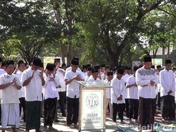 Ratusan Siswa, Guru dan Warga Sholat Minta Hujan Dampak Kemarau Panjang