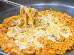 Resep Mie Goreng Ayam Keju Mozzarella yang Mulur Gurih dan Praktis Dibuat