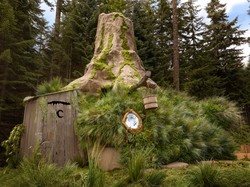 Berminat Tinggal di Rumah Rawa Ala Shrek? Coba Penginapan Ini