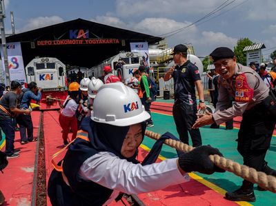 Serunya Lomba Tarik Kereta Seberat 80 Ton di Yogja